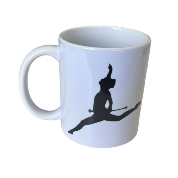Witte mok met silhouet van een turnster in sprong met lint, perfect voor gymnastiekfans of sportliefhebbers.