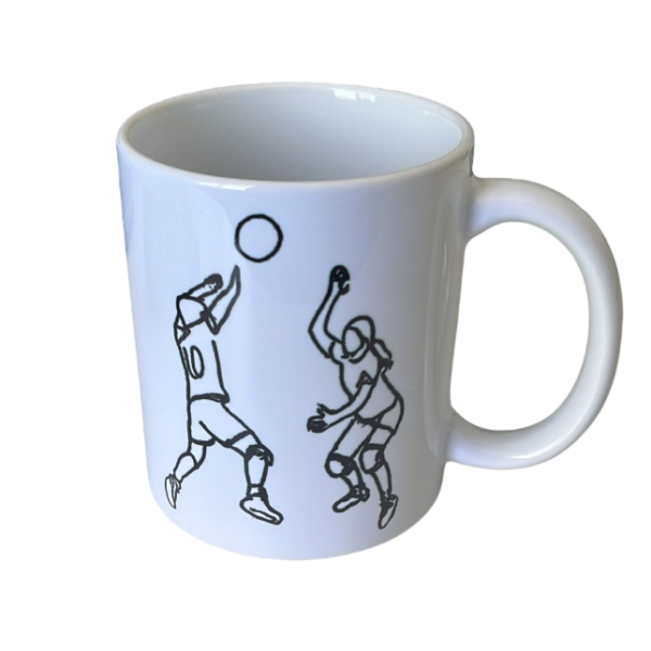 Witte mok met lijntekening van volleyballers in actie, perfecte keuze voor sportliefhebbers.