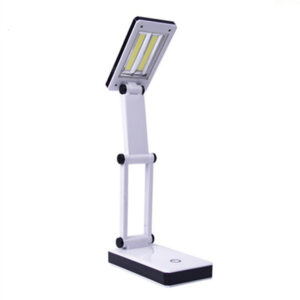 Moderne witte LED-bureaulamp met verstelbare arm en energiezuinige verlichting, perfect voor werk- en studeerplekken.