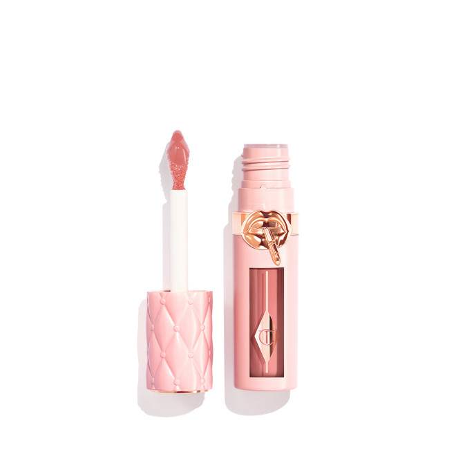 Roze lipgloss met een elegante applicator en luxe verpakking, ideaal voor een verfijnde liplook.