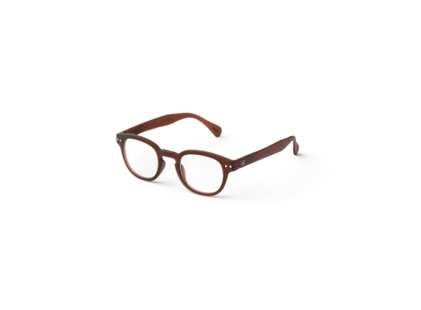 Bruine houten bril met ronde glazen op witte achtergrond. Stijlvolle, duurzame montuur voor een modieuze look.