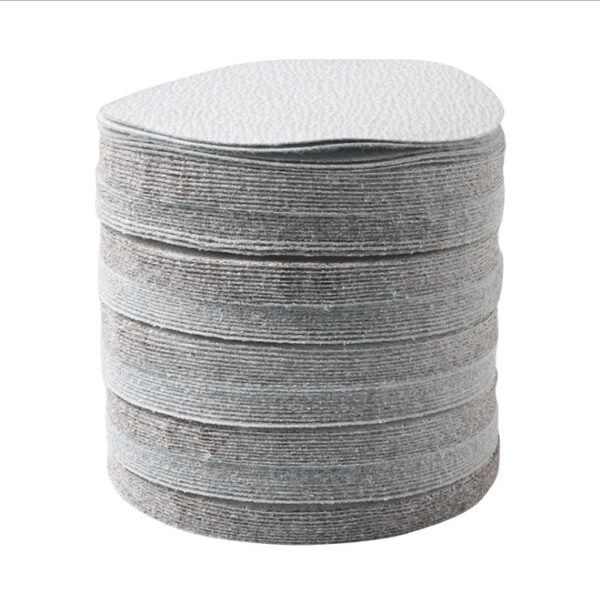 Stapeltje ronde schuurpads, gebruikt voor slijpen en schuren in doe-het-zelf projecten en professioneel gebruik.