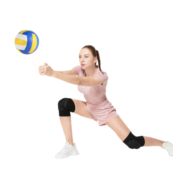 Vrouwelijke volleybalspeler in actie met een volleybal, gekleed in roze sportkleding en kniebeschermers.