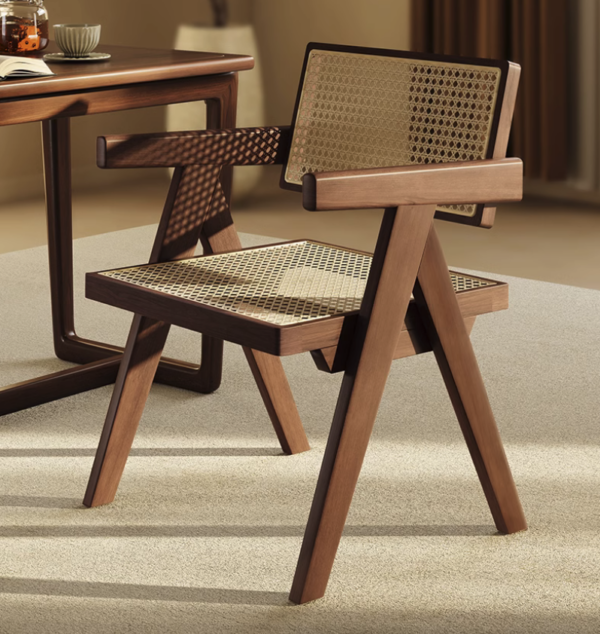 Moderne houten stoel met gevlochten rugleuning en zitting naast tafel, interieur design, warme tonentransparantie.