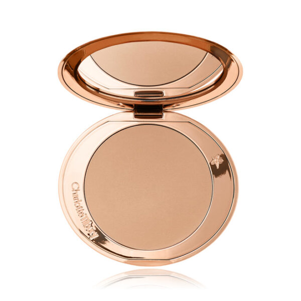 Gouden compacte gezichtspoeder met spiegel, perfect voor een egale teint en langdurige matte finish.