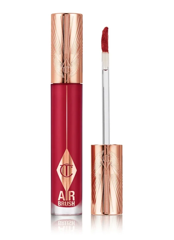 Rode lipgloss met gouden dop en applicator, luxe verpakking voor een stijlvolle make-up look.