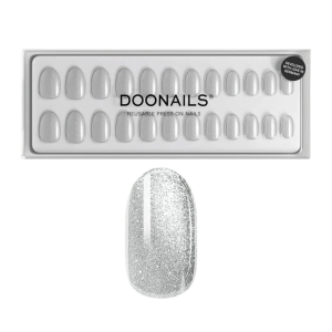 Herbruikbare press-on nagels van DOONAILS in een stijlvolle zilveren afwerking, perfect voor een glamoureuze uitstraling.