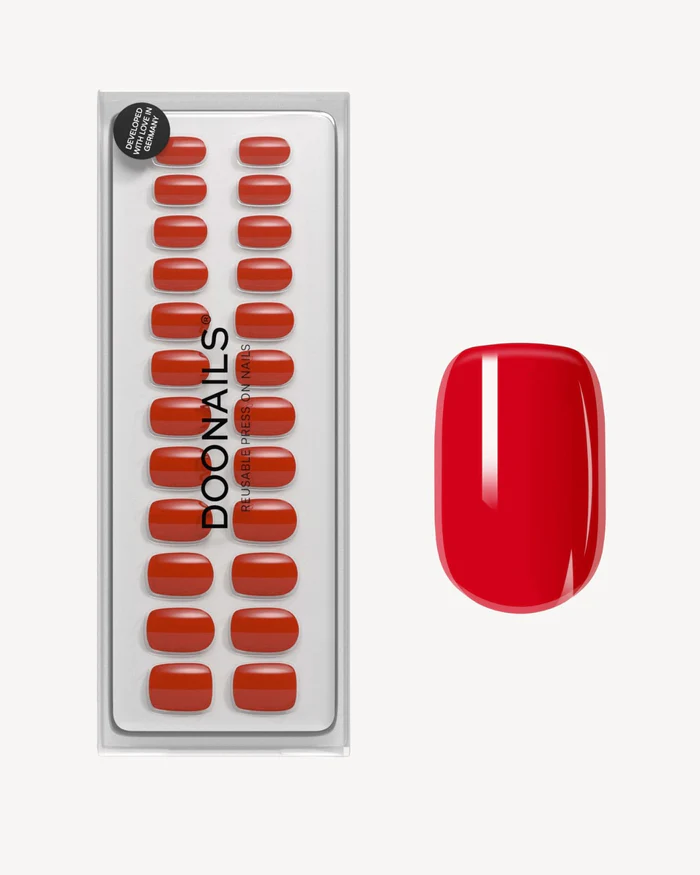 Rode herbruikbare nepnagels van Doonails in verpakking, stijlvolle en gemakkelijke manicure optie voor thuis.