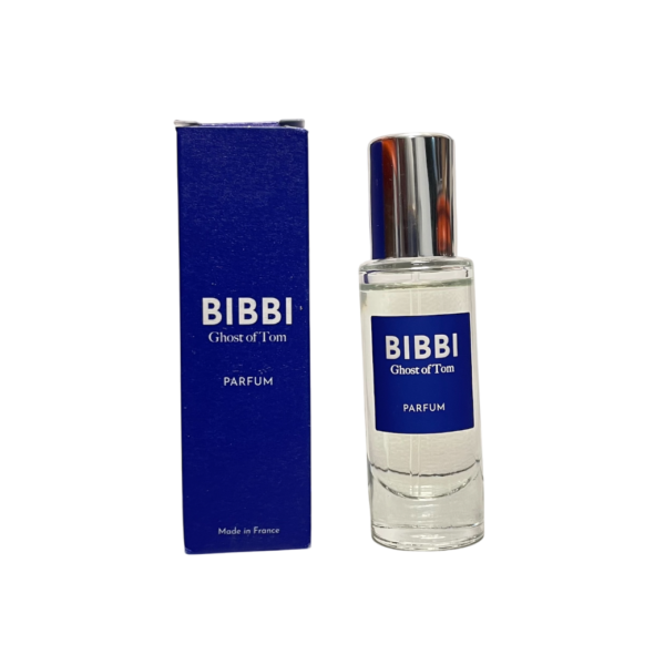 Parfumfles en doosje van BIBBI Ghost of Tom, met blauwe etiketten en zilveren dop, gemaakt in Frankrijk.