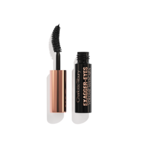 Zwarte mascara met gebogen borstel, verpakking open, voor vollere wimpers. Perfect voor verleidelijke ogen.