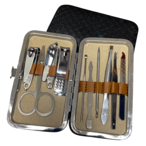 Manicure set met nagelknippers, schaar en pincetten in een opbergetui. Perfect voor verzorging van handen en voeten.