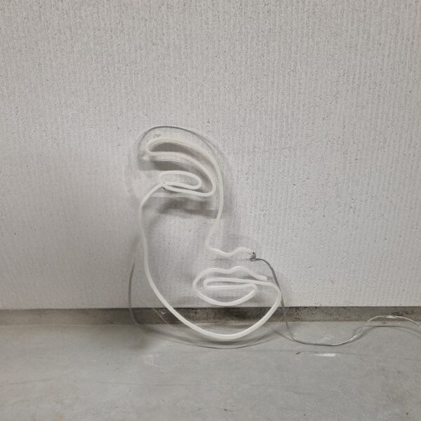 Minimalistisch neonlicht in de vorm van een gezicht tegen een witte muur, ideaal voor moderne interieurdecoratie.
