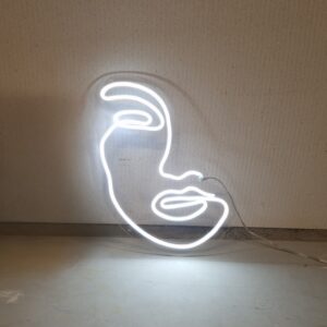 Neon kunstwerk van een abstract gezicht tegen een muur, licht in een minimalistisch design op.