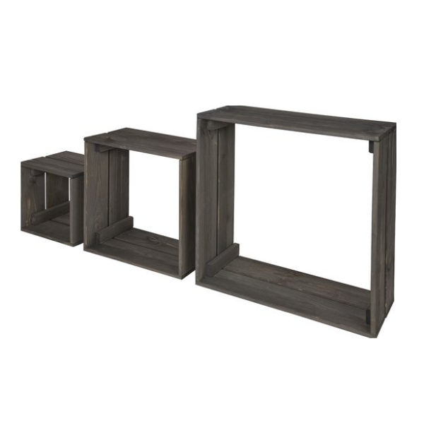 Drie houten wandrekken in verschillende maten voor stijlvolle thuisdecoratie.