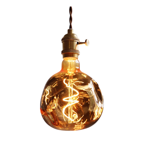 Vintage gloeilamp met spiraalvormige gloeidraad en goudkleurig armatuur, geïsoleerd tegen een witte achtergrond.