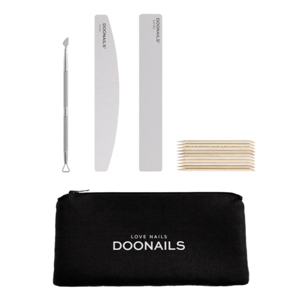 Manicure set van Doonails met nagelvijl, bokkepootjes en metalen gereedschap in een zwarte etui voor nagelverzorging.