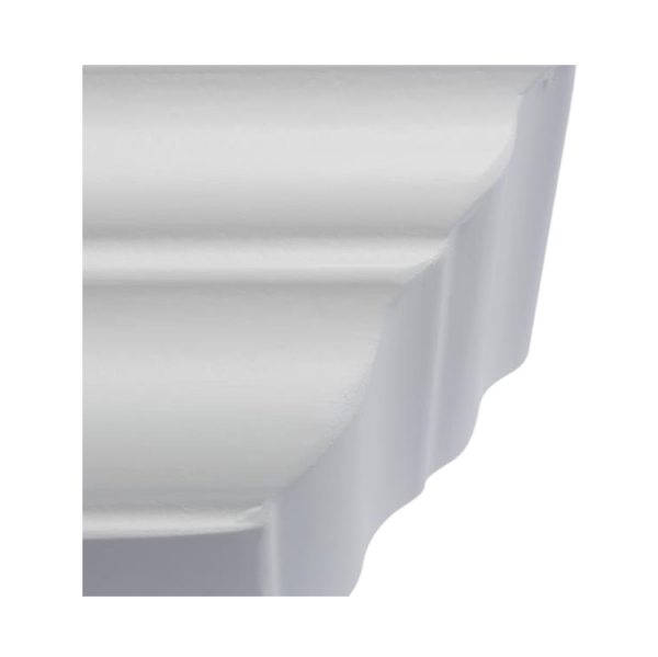 Witte sierlijst tegen plafond met decoratieve rand, ideaal voor interieurafwerking en stijlvolle woningdecoratie.