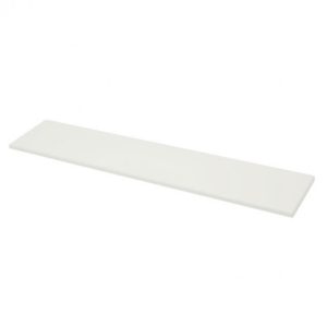 Witte plank voor wandmontage, ideaal voor opslag en decoratie in woonruimtes. Geschikt voor verschillende interieurstijlen.