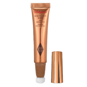 Gouden vloeibare highlighter met sponsapplicator en dop, ideaal voor een stralende make-up look.