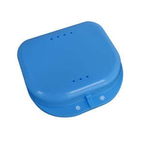 Blauw plastic opbergdoosje met meerdere ventilatiegaatjes en een sluitclip, ideaal voor het bewaren van kleine voorwerpen.