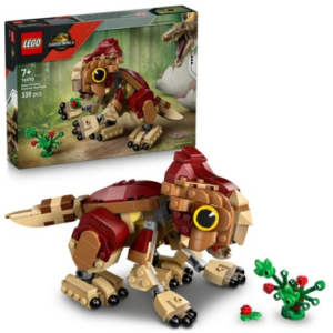 LEGO-dinosaurus bouwset met rode en bruine stenen, geschikt voor kinderen vanaf 7 jaar, inclusief plantaccessoires.