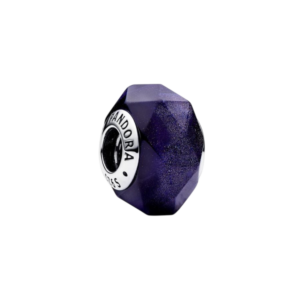 Paarse facetgeslepen Pandora bedel, ideaal voor armbanden, met sterling zilver detail voor unieke stijl.