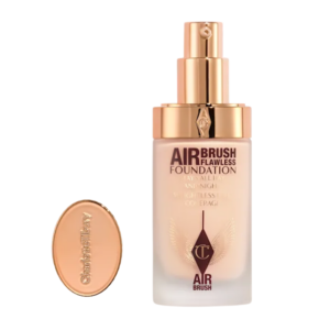 Luxe fles Airbrush Flawless Foundation met gouden details, perfecte dekking voor een vlekkeloze teint.