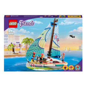 LEGO Friends zeilboot set 41716 op een zonnige oceaan met mini-figuren, geschikt voor kinderen vanaf 7 jaar.