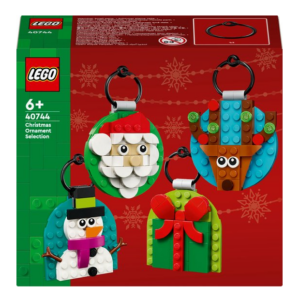LEGO kersthangers met kerstman, rendier, sneeuwpop en cadeau op rode achtergrond. Ideaal voor kinderen vanaf 6 jaar.