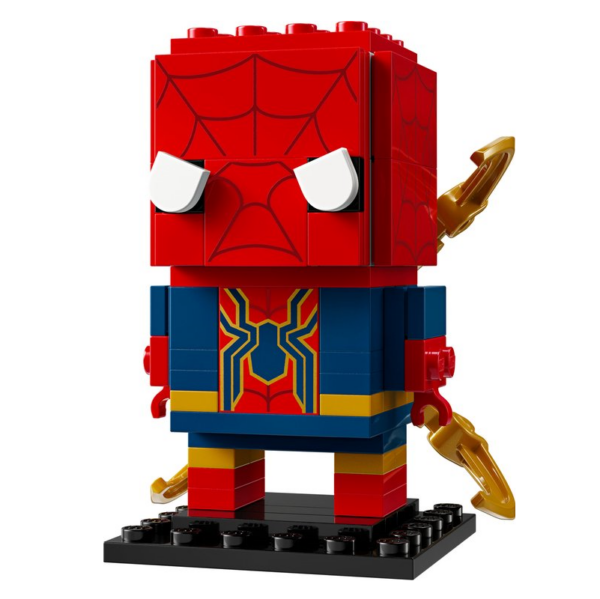LEGO superheldenfiguur met rode en blauwe details, zwaardachtige accessoires en een spinnenwebontwerp op het gezicht.