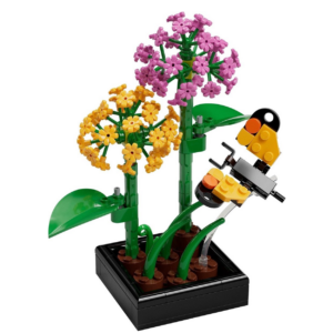 LEGO-bloemen en vlinder in een plantenarrangement met gele en paarse bloemen op groene stelen.