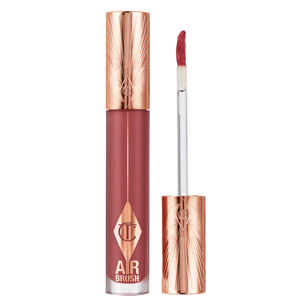 Luxe rode lipstick met gouden dop en applicator voor een elegante look. Perfect voor elke gelegenheid.