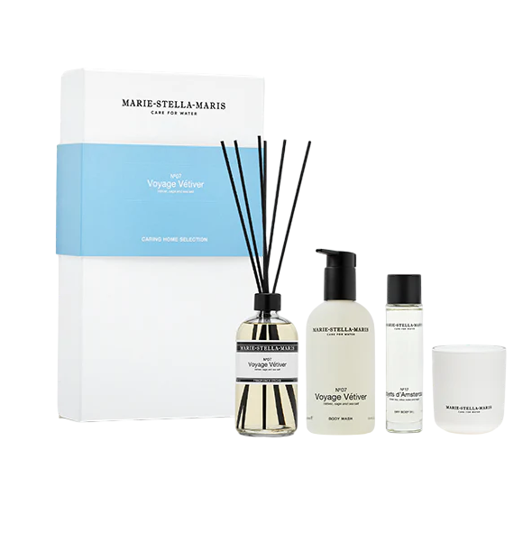Set van Marie-Stella-Maris producten: geurverspreider, body wash, bed & body mist en kaars in geschenkverpakking.