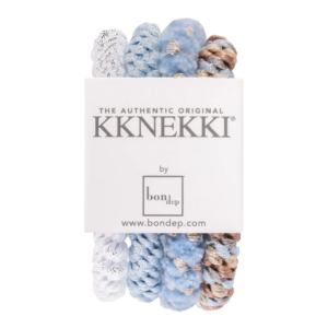 KKNEKKI elastische haarelastieken in diverse blauwtinten en patronen, verpakt in een stijlvolle display van Bon Dep.