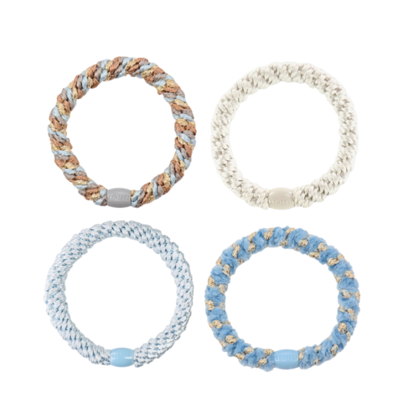 Vier gevlochten elastische armbanden in diverse kleuren: bruin, wit, lichtblauw en blauw met gouden accenten.