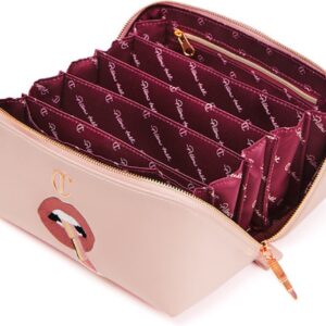 Roze make-up tas met rits en vakken, versierd met geborduurde lippen en binnenvoering. Perfect voor georganiseerde opslag.