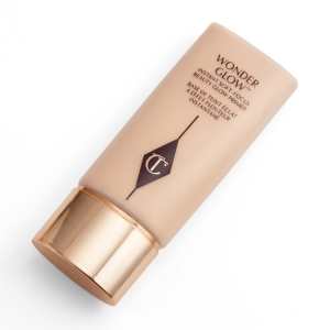 Wonder Glow primer van Charlotte Tilbury in een flesje voor een stralende huid en een egale make-up look.