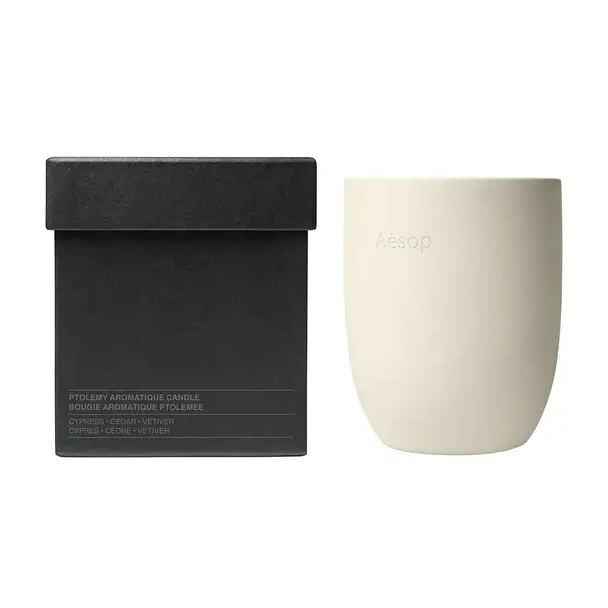 Luxe Aesop geurkaars in elegante doos, geur van cipres, ceder en vetiver voor een verfijnde sfeer.