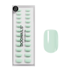Mintgroene soft gel press-on nagels van Doonails voor een snelle en elegante manicure.