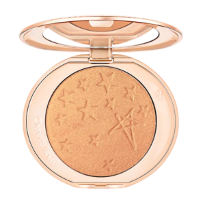 Open poederdoos met bronzer en sterrenpatroon, geschikt voor een stralende, gebruinde look.
