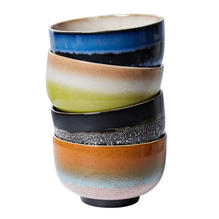 Vier gestapelde keramische kommen in diverse kleuren: blauw, groen, zwart en bruin. Perfect voor stijlvol serveren.