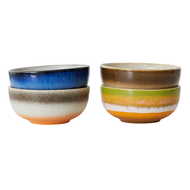 Stapel kleurrijke keramische kommen: blauw, bruin, groen en oranje. Perfect voor modern tafeldecor.