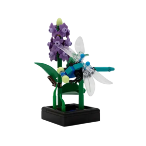 LEGO insect op bloem: een libelle van LEGO-stenen, zittend op een paarse bloem met groene bladeren, creatieve decoratie.