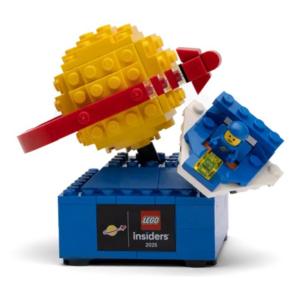 LEGO ruimtevaarder set met planeet en minifiguur, exclusief voor Insiders 2025. Ideaal voor verzamelaars.