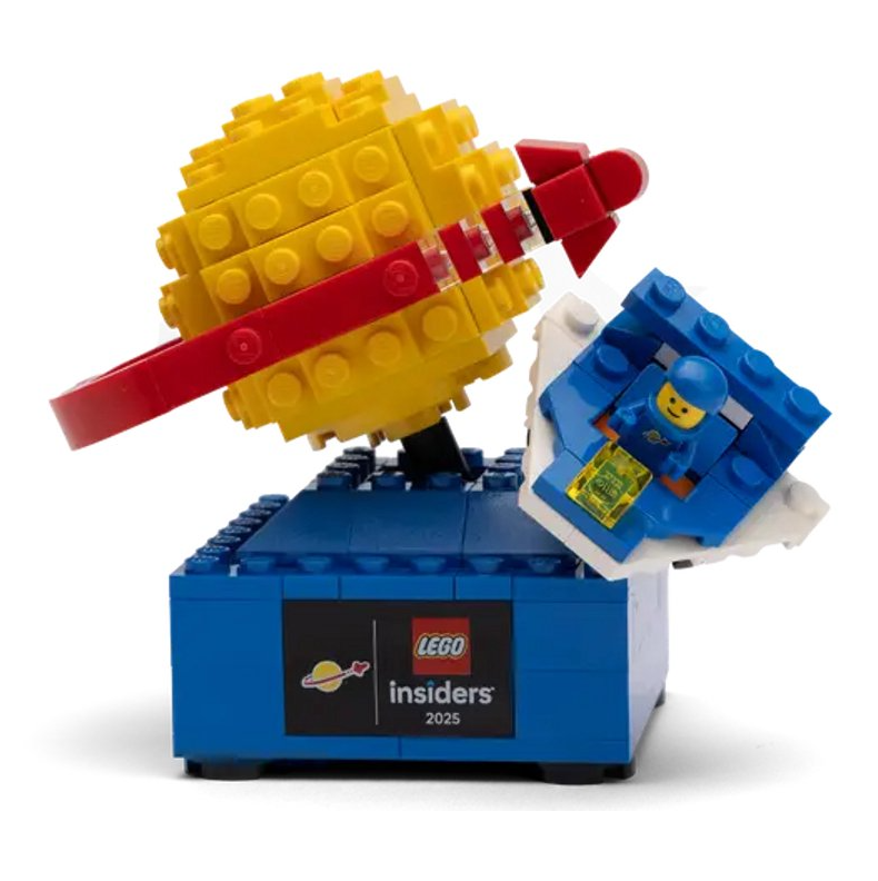 LEGO ruimtevaarder set met planeet en minifiguur, exclusief voor Insiders 2025. Ideaal voor verzamelaars.