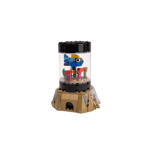 LEGO display met kleurrijke papegaai in een koepel, geplaatst op een bruine rotsondergrond.