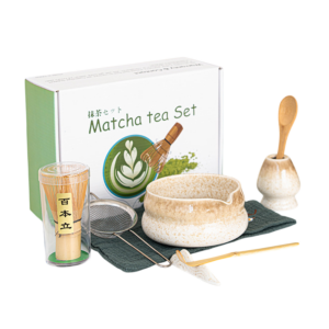 Japanse matcha theeset met bamboe garde, kom en accessoires voor authentieke thee-ervaring.