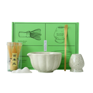 Matcha theeset met klopper, lepel, kom en houder voor authentieke Japanse theeceremonies. Groene doos op achtergrond.