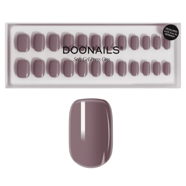 Alt-tekst: Doonails set met soft gel press-ons in een elegante mauve tint, perfect voor een snelle manicure.