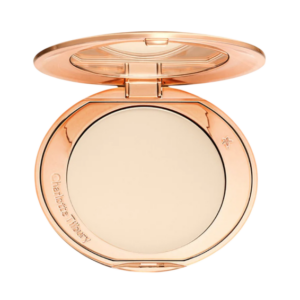 Gouden compactpoeder in open doosje, perfect voor een egale teint en stralende huid. Ideaal voor onderweg.